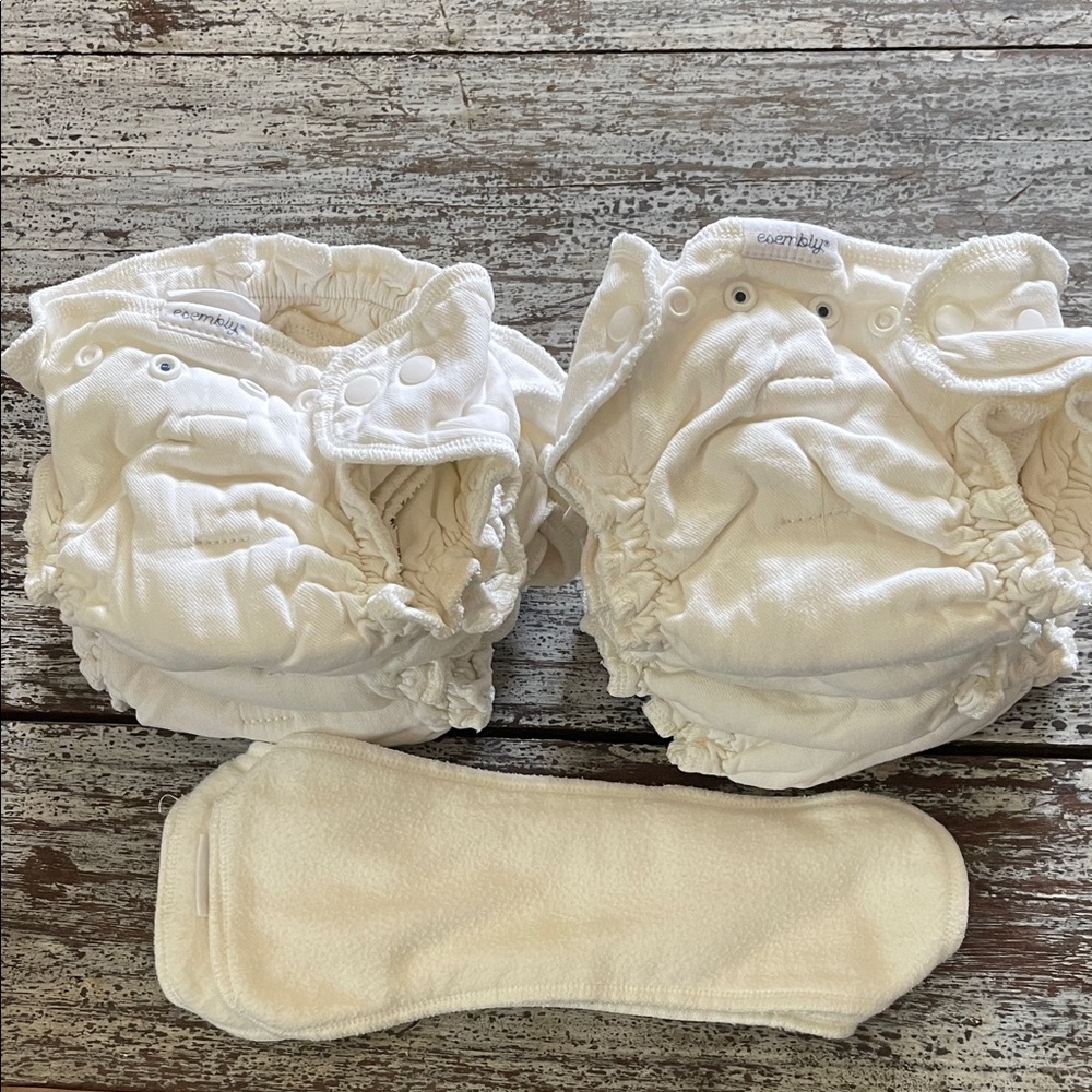 Esembly White Cloth Diapers 10 count with 2 additional inserts.